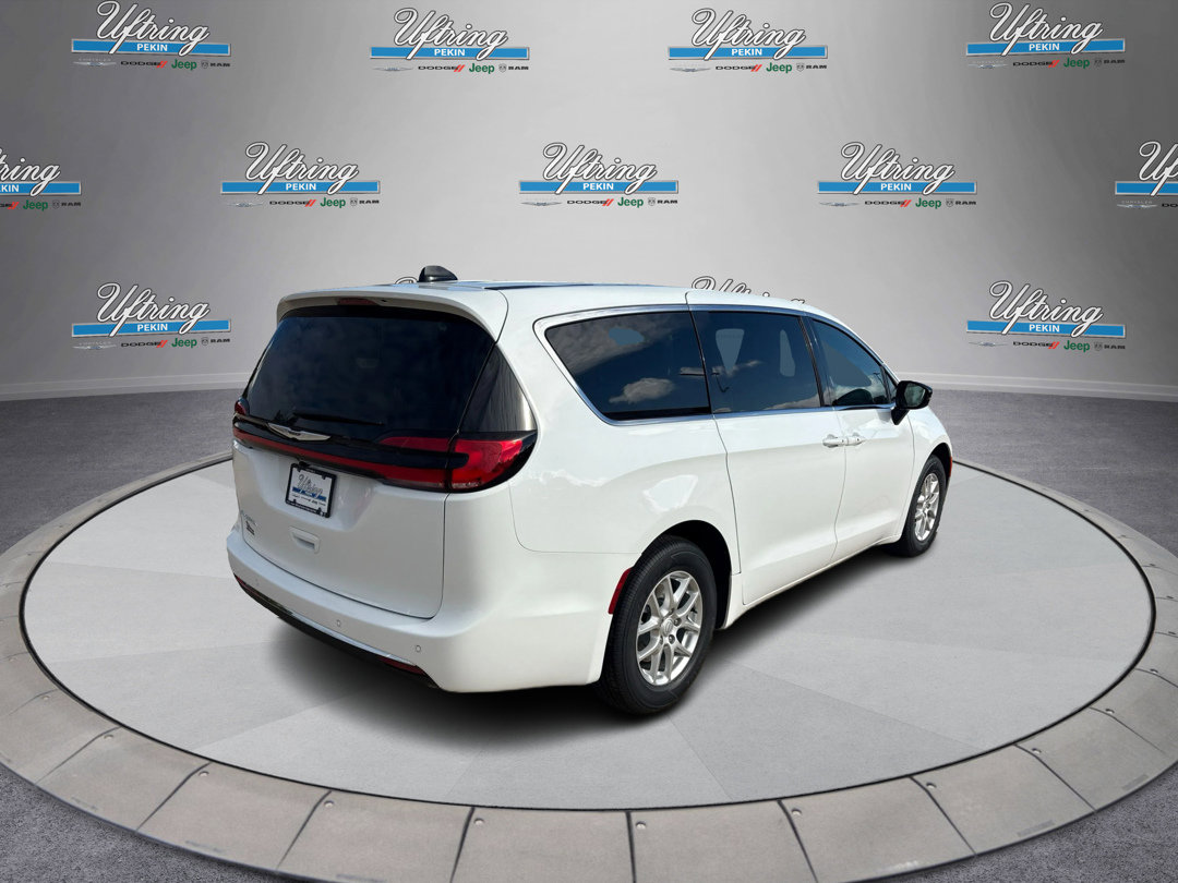 2026 Chrysler Pacifica photo 3