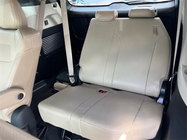 2022 Toyota Sienna XLE photo 15