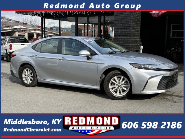 2025 Toyota Camry LE's photo