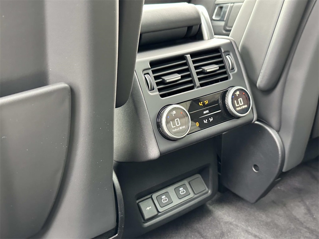 2025 Land Rover Discovery Metropolitan Edition photo 9