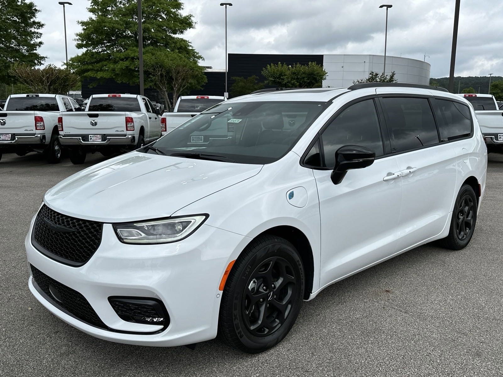 2024 Chrysler Pacifica Hybrid photo 3