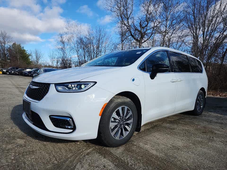 2024 Chrysler Pacifica PHEV Select's photo