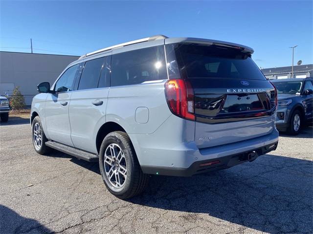 2025 Ford Expedition photo 4