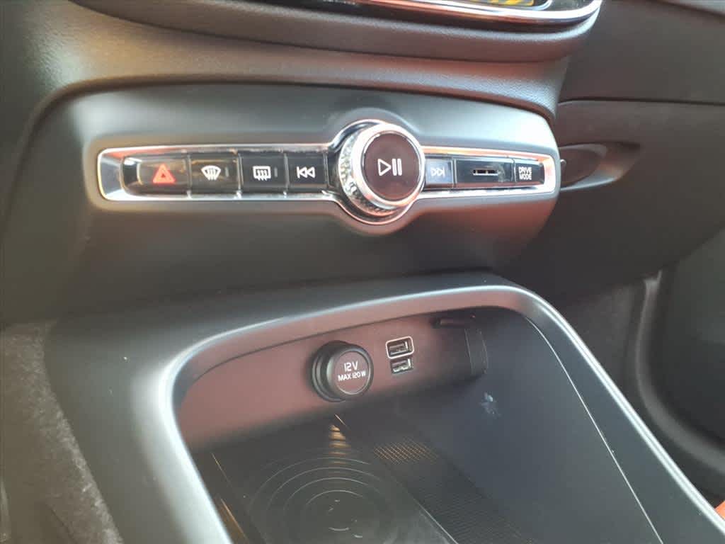 2019 Volvo XC40 R-Design Momentum photo 15