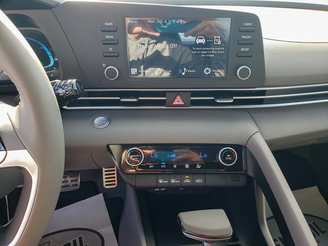 2025 Hyundai Elantra SEL Sport photo 13