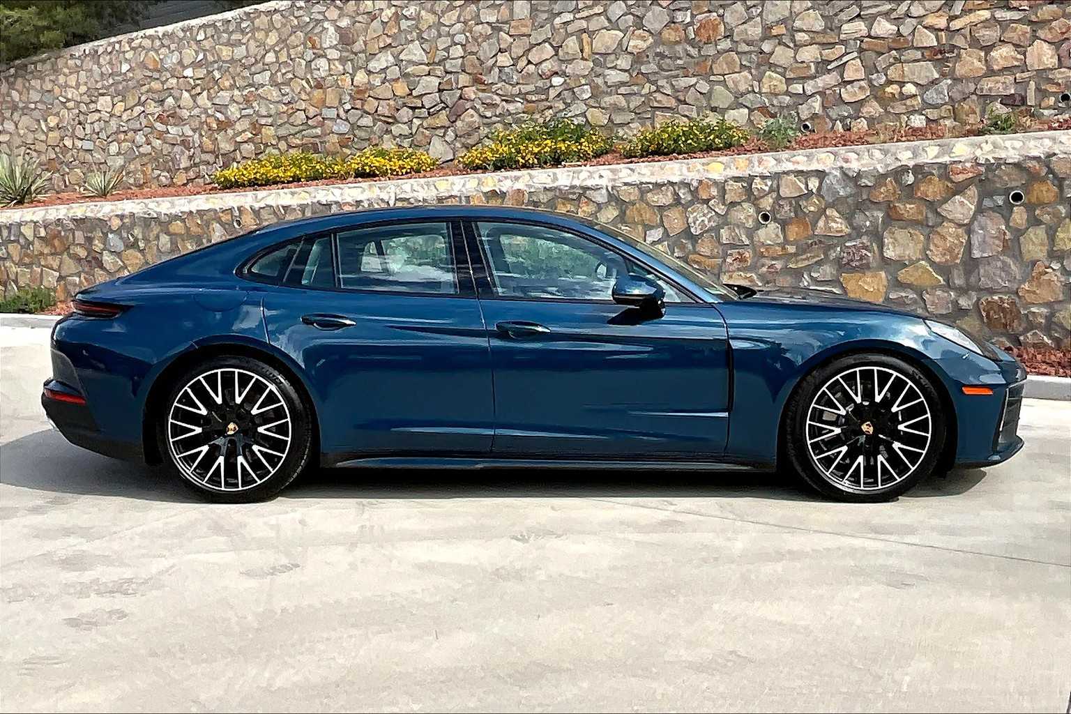 2025 Porsche Panamera 4 E-Hybrid photo 8