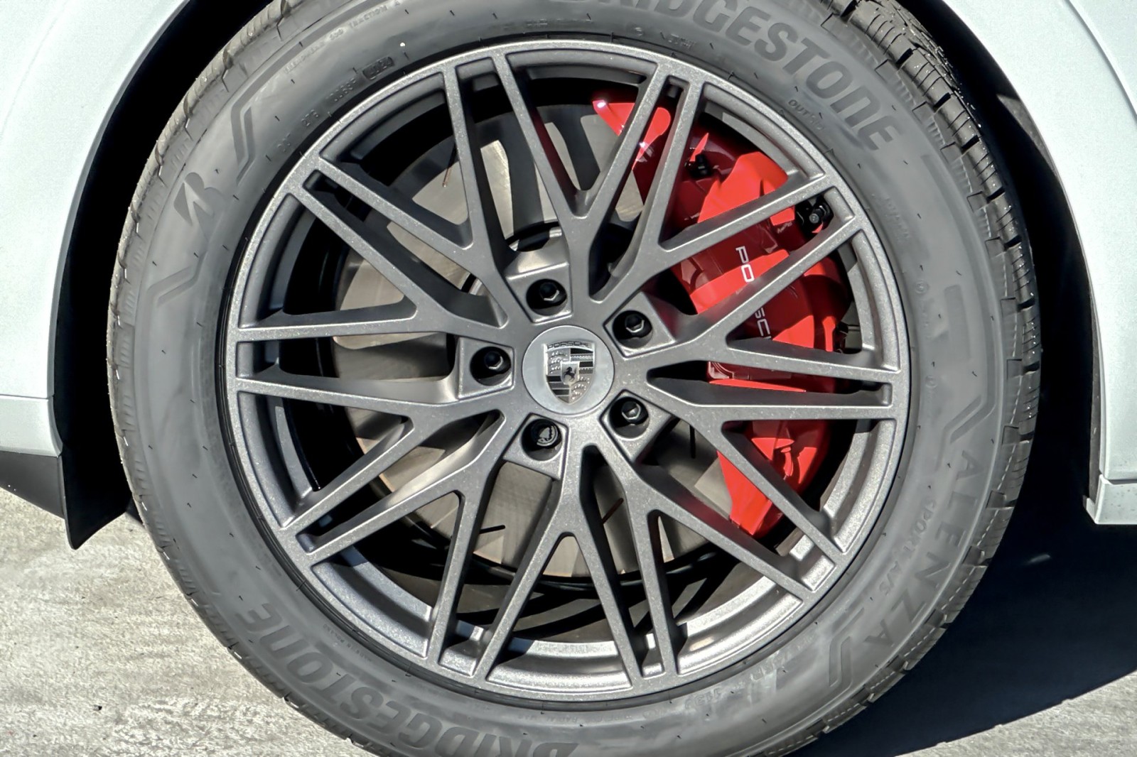 2025 Porsche Cayenne Turbo E-Hybrid photo 24