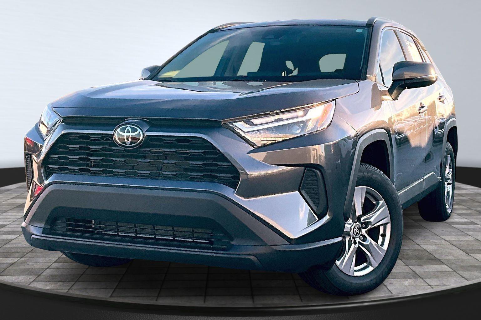 2025 Toyota RAV4 XLE's photo