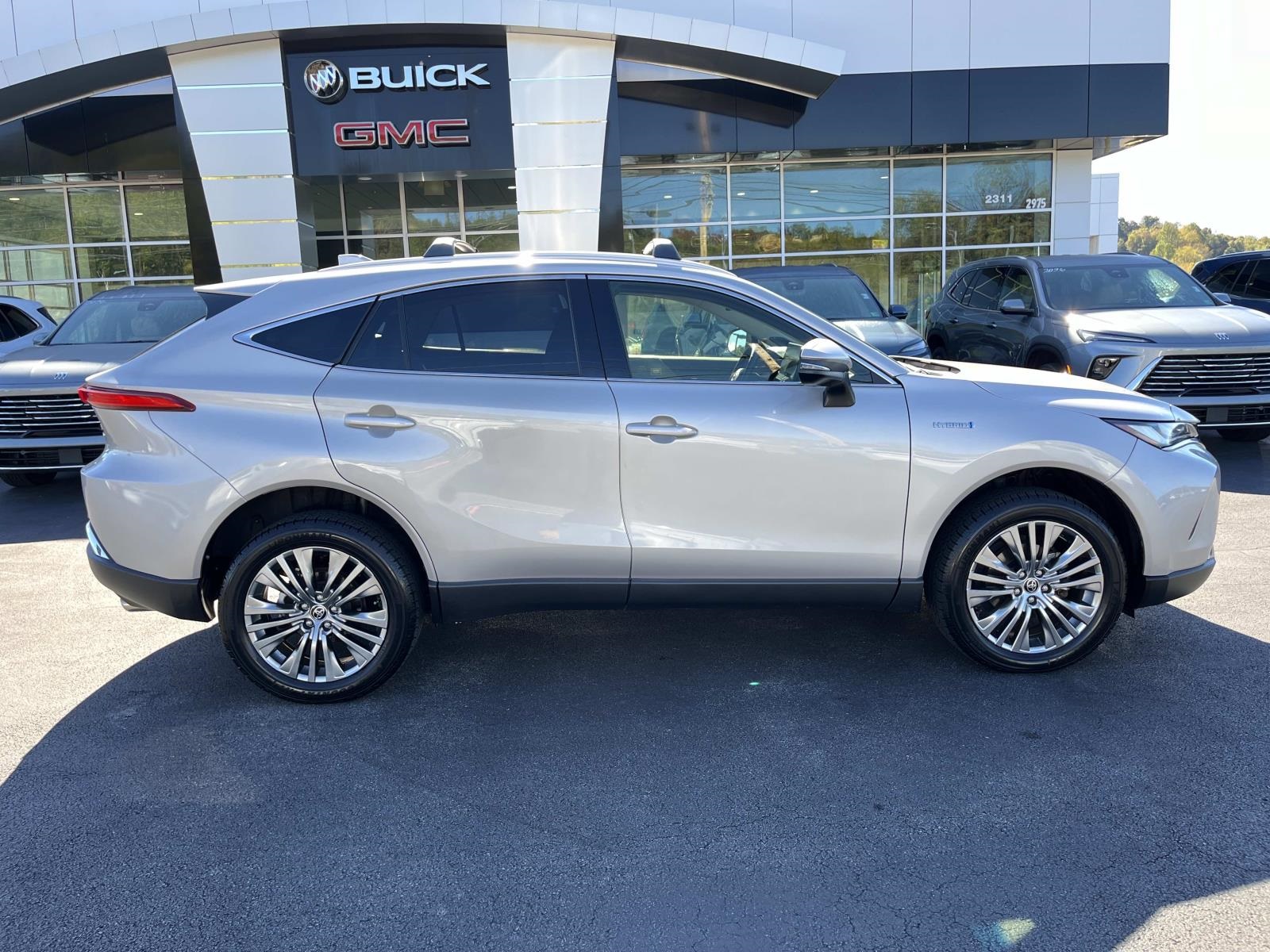 2021 Toyota Venza XLE photo 2