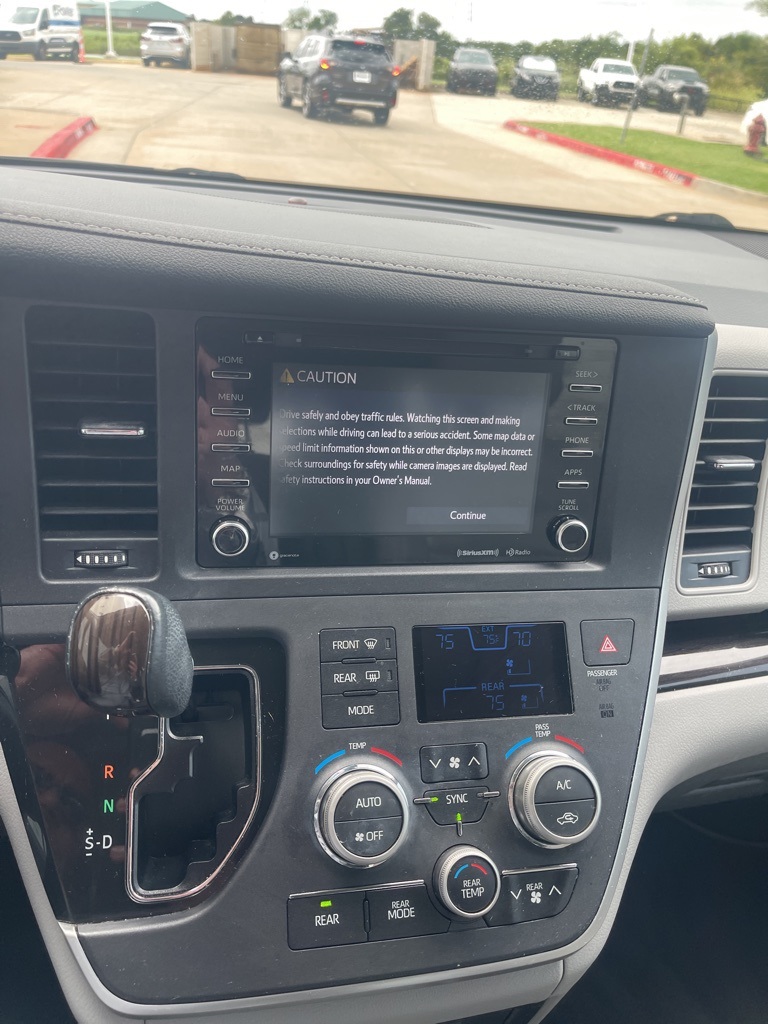 2020 Toyota Sienna XLE photo 3