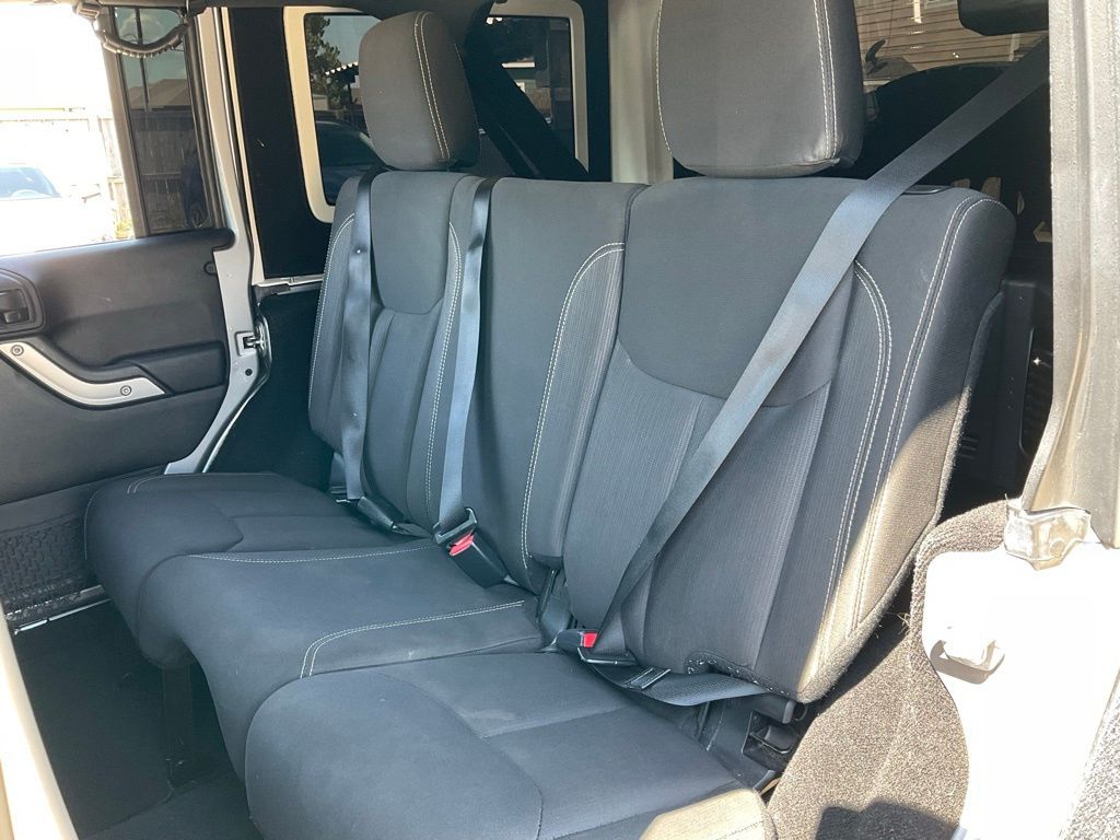 2016 Jeep Wrangler Unlimited Rubicon photo 10