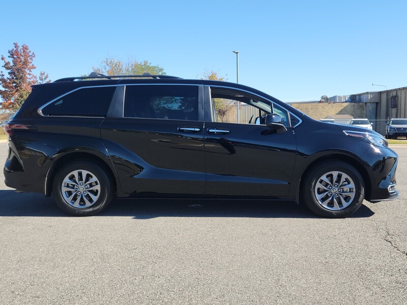 2024 Toyota Sienna XLE photo 2