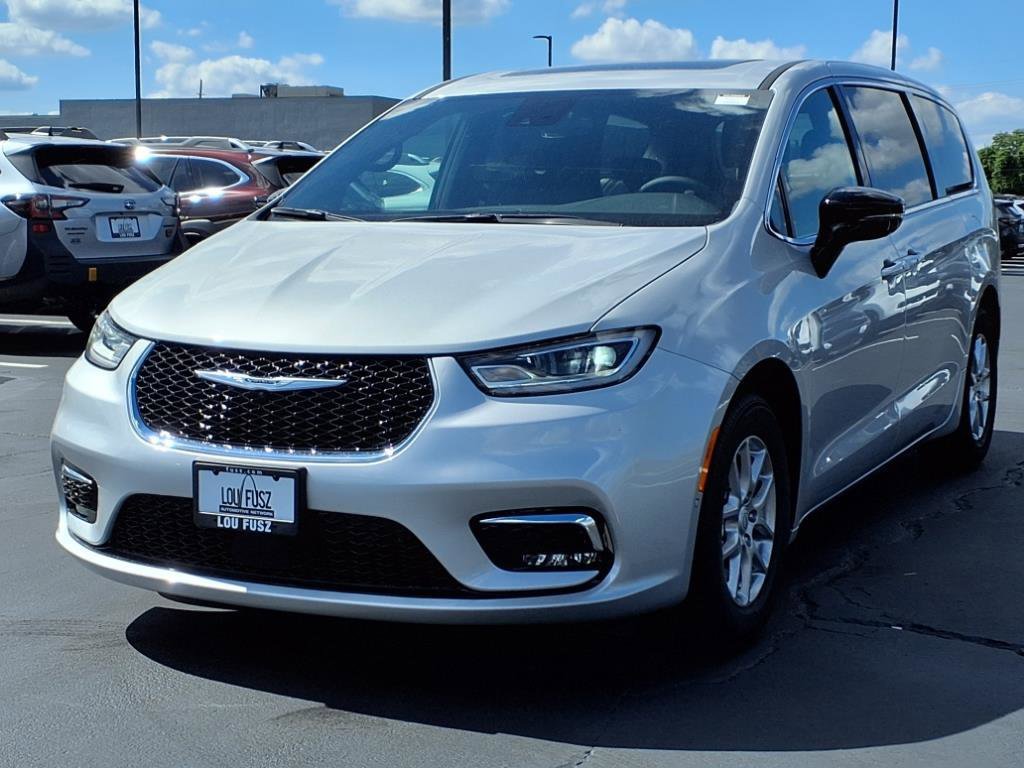 2026 Chrysler Pacifica photo 2