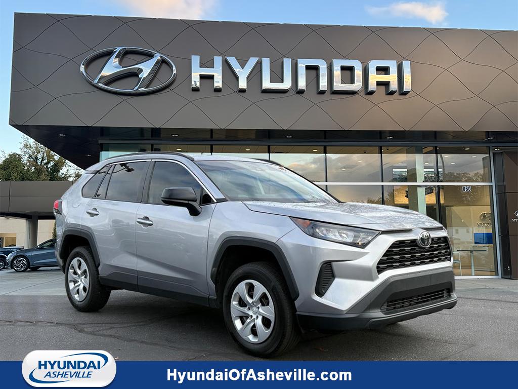 2021 Toyota RAV4 LE's photo