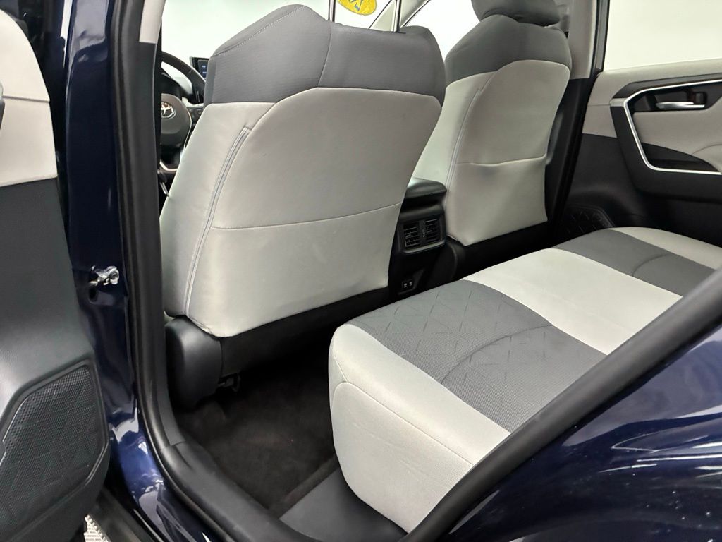 2020 Toyota RAV4 XLE photo 15