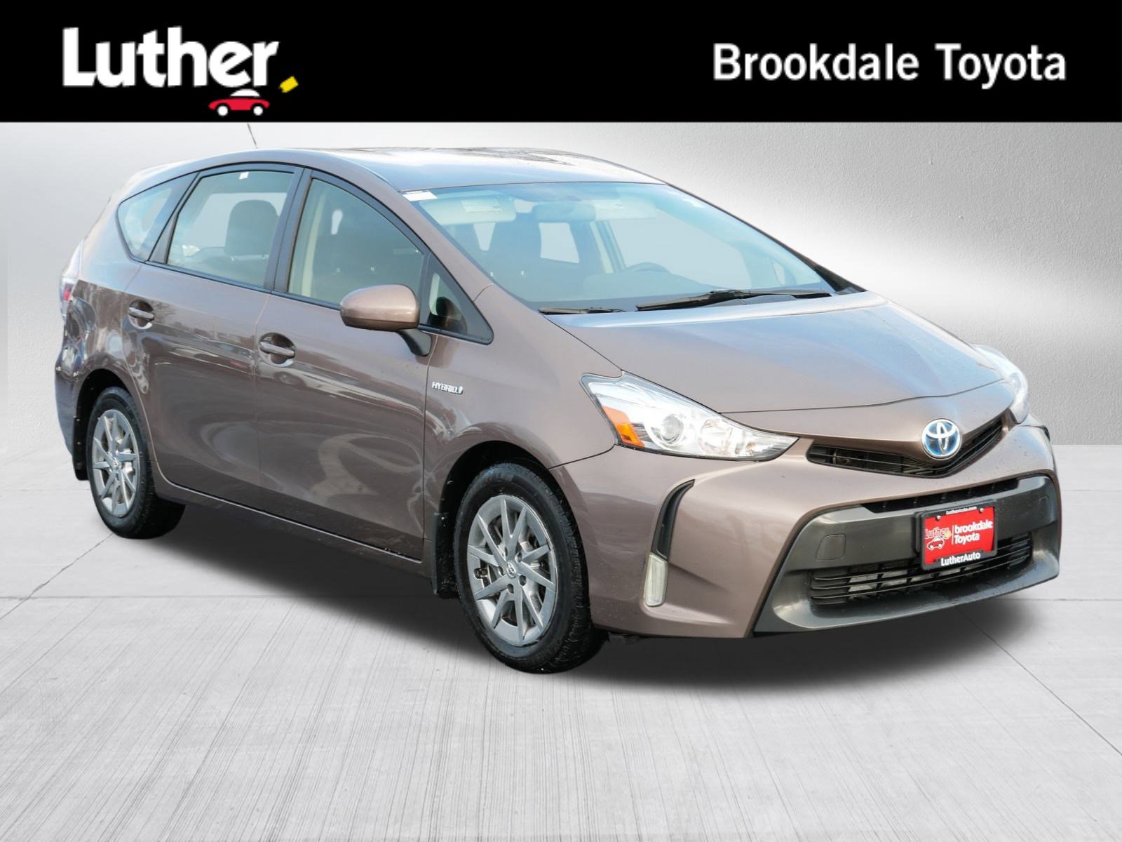 2016 Toyota Prius v Three's photo
