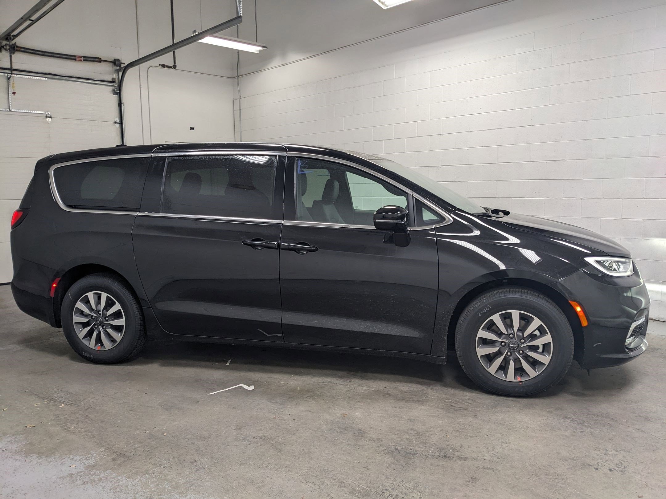 2025 Chrysler Pacifica Hybrid photo 2