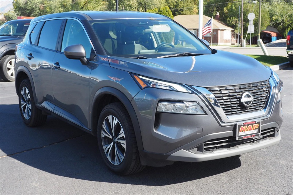 Used 2023 Gray Nissan SV image 3