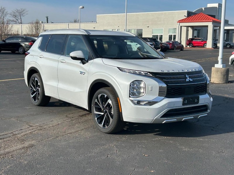 2025 Mitsubishi Outlander SEL photo 2