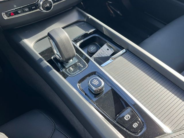 2025 Volvo XC60 B5 Core photo 13