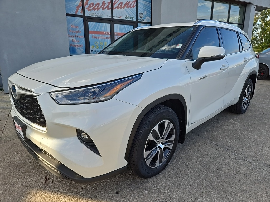 2021 Toyota Highlander Hybrid XLE photo 2