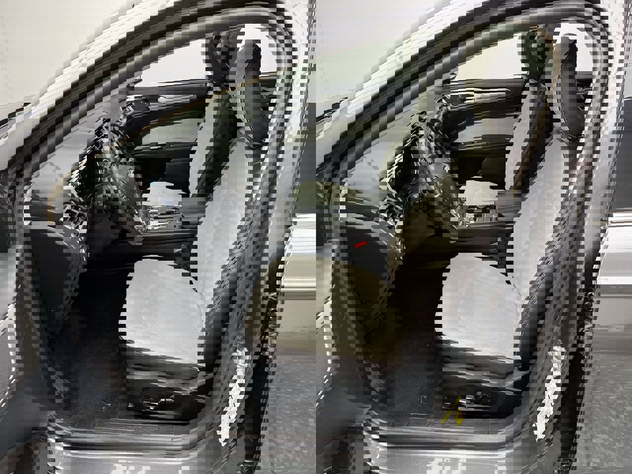 2019 Ford Fusion SE photo 2