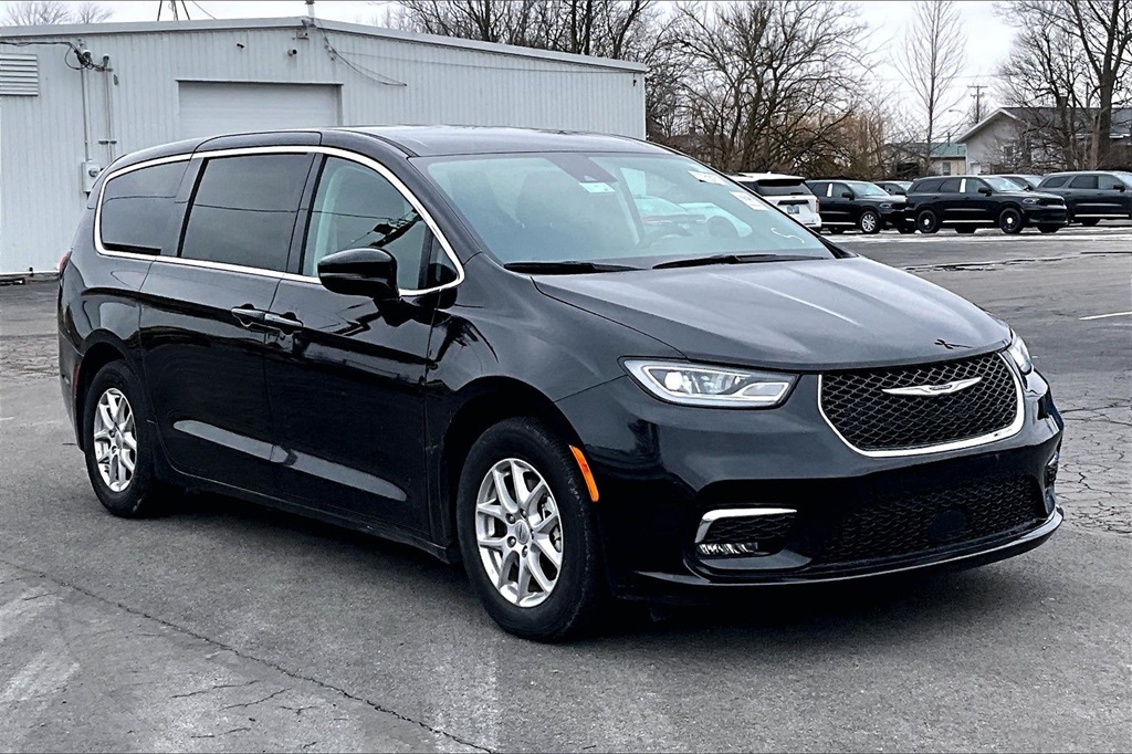 2024 Chrysler Pacifica Touring L's photo