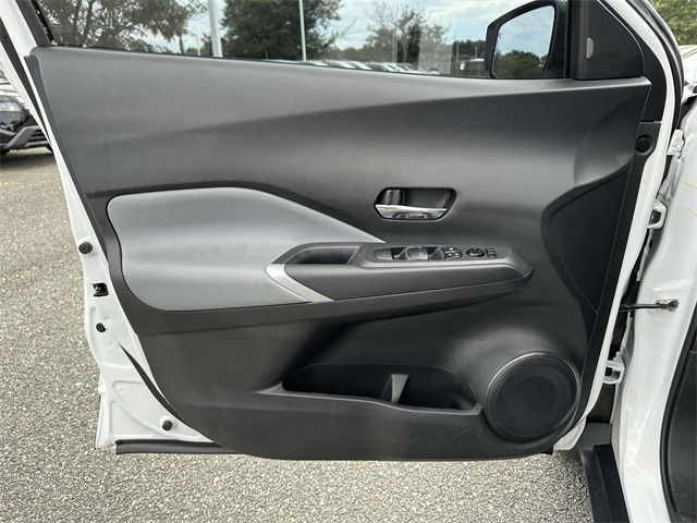 2023 Nissan Kicks SR photo 14