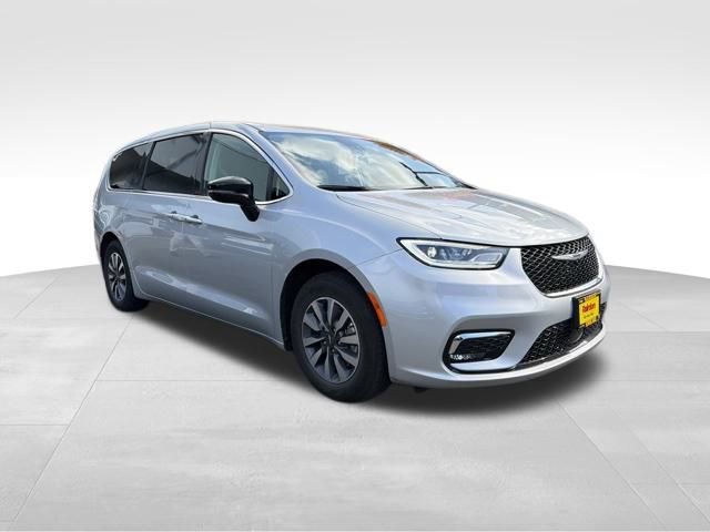 2024 Chrysler Pacifica PHEV Select's photo
