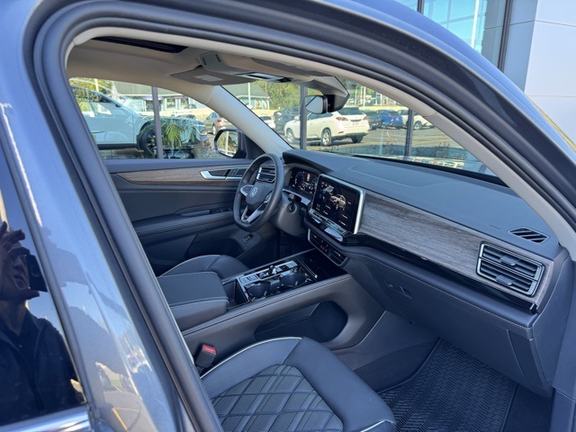 2024 Volkswagen Atlas SEL Premium R-Line photo 24