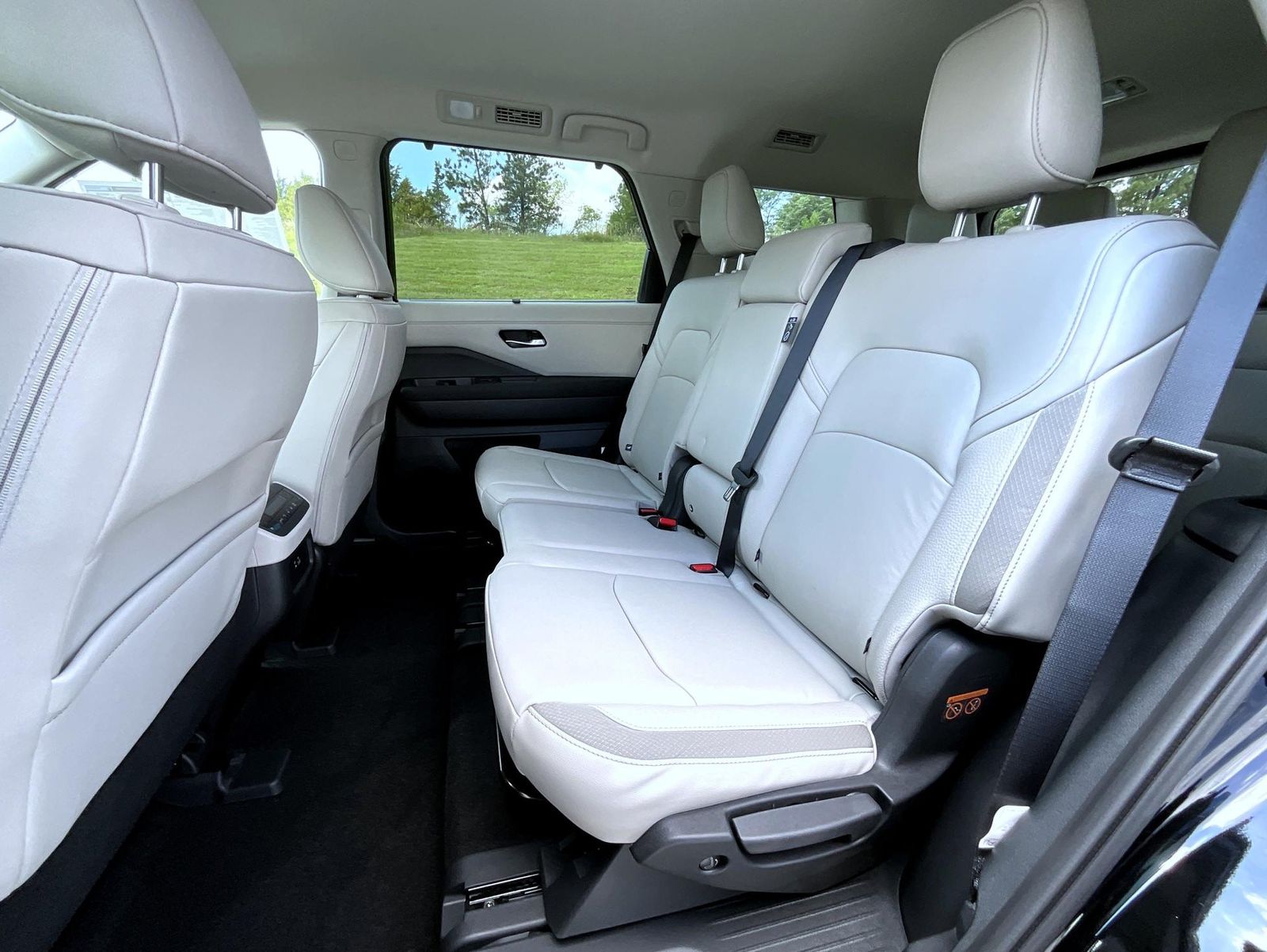 2025 Nissan Pathfinder SL photo 11