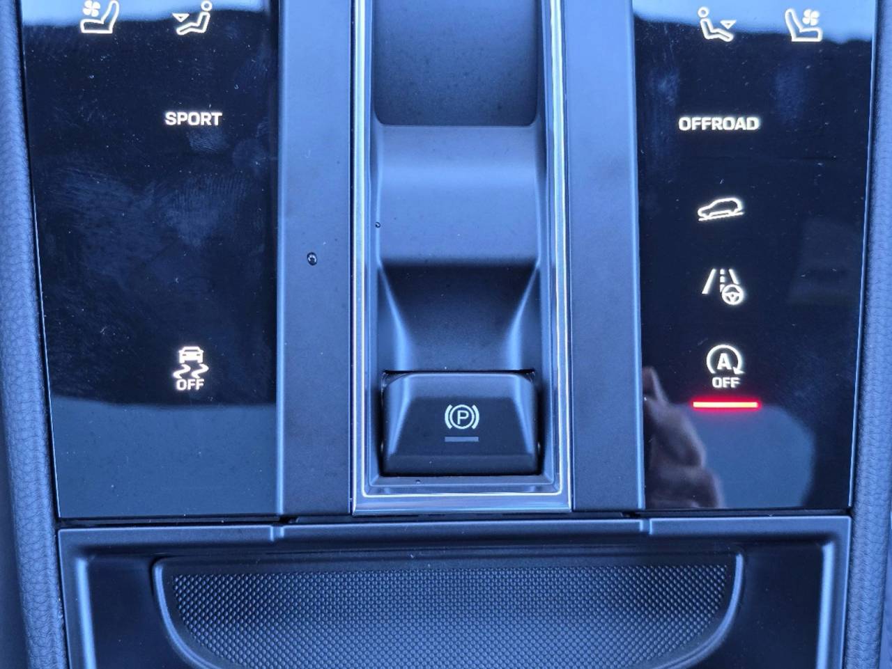 2025 Porsche Macan T photo 23