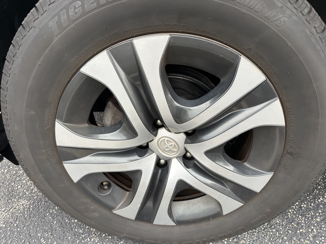 2017 Toyota RAV4 LE photo 6