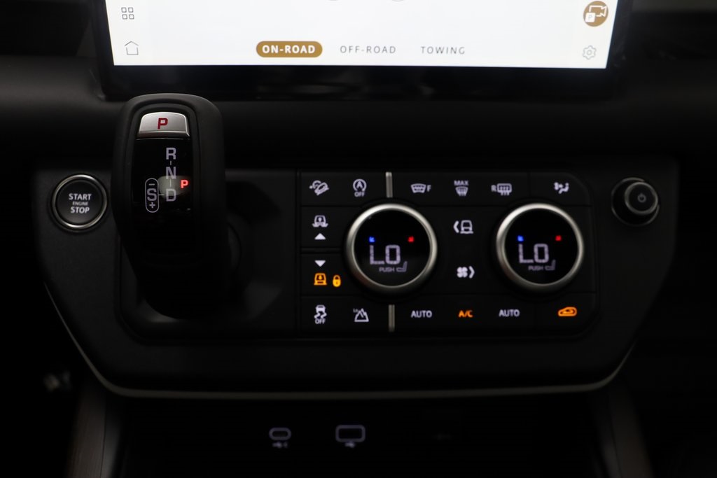 2024 Land Rover Defender 110 SE photo 11
