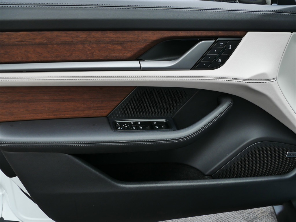 2023 Porsche Taycan photo 11