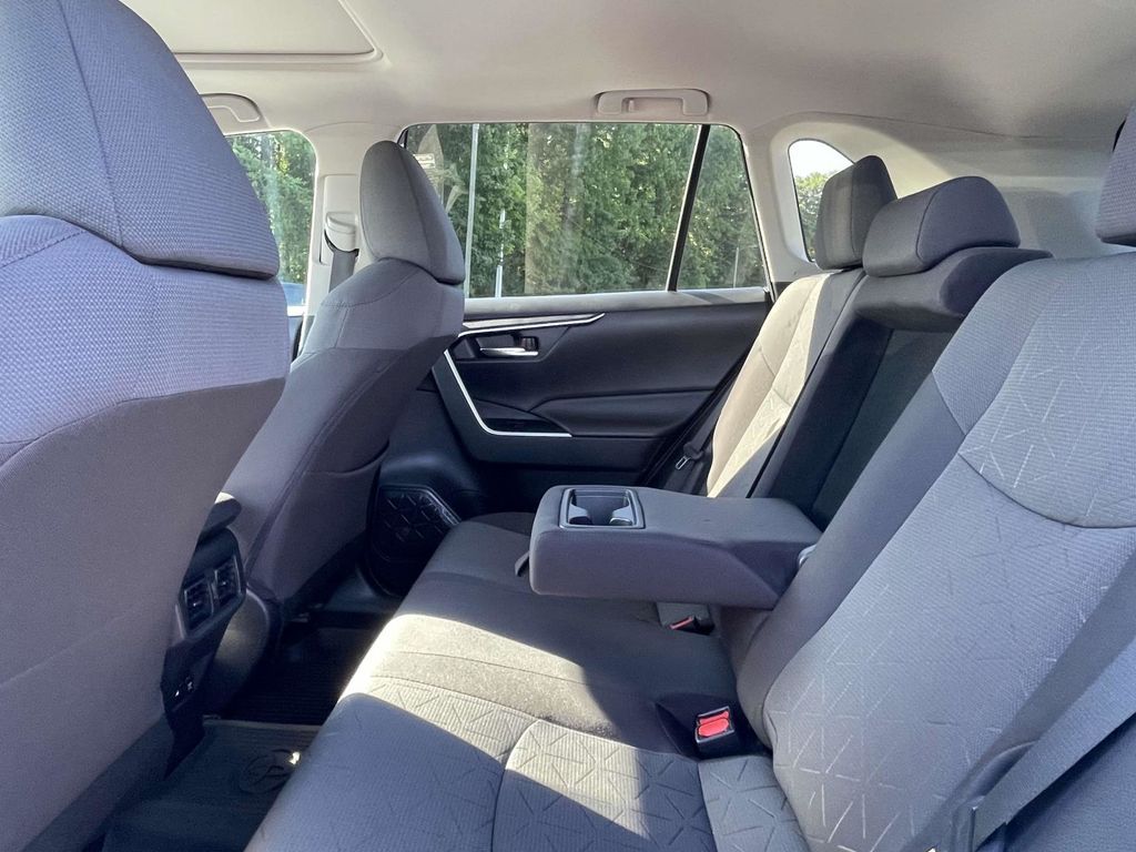 2020 Toyota RAV4 XLE photo 19