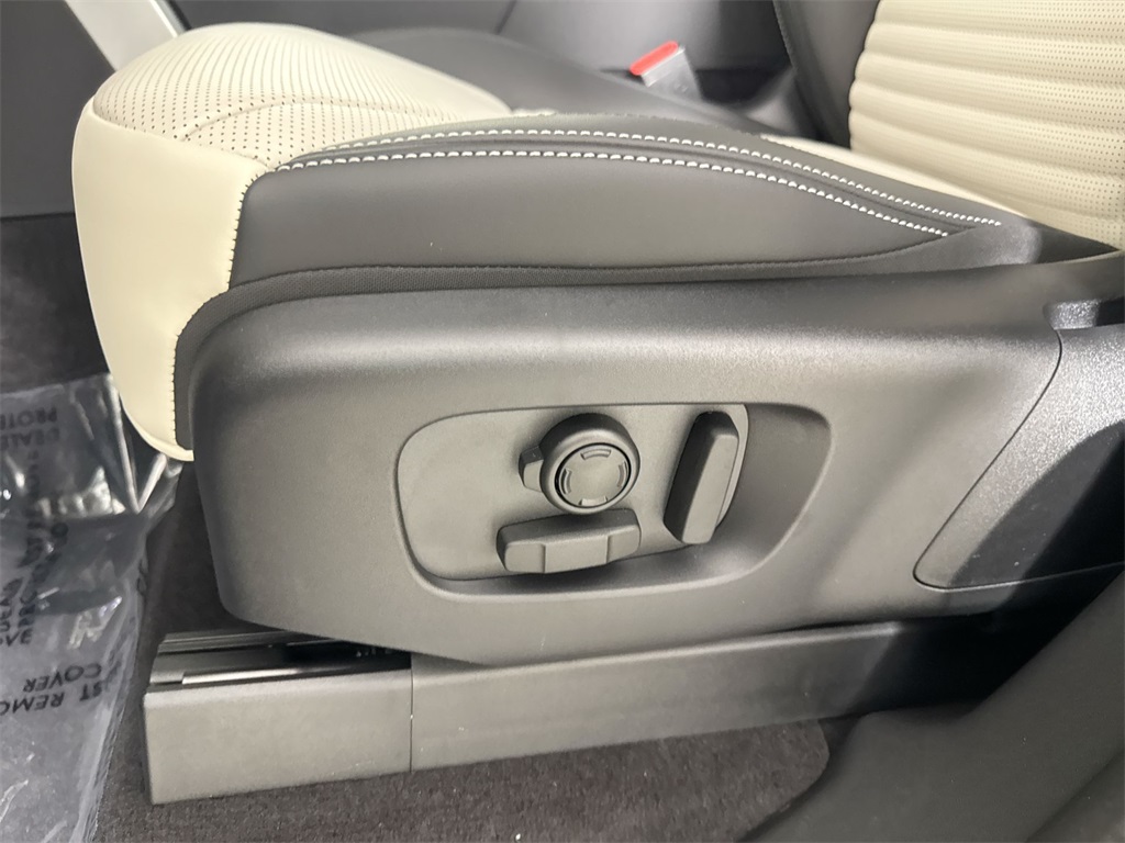 2025 Land Rover Discovery SE photo 11