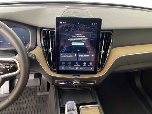 2026 Volvo XC60 Plus photo 25