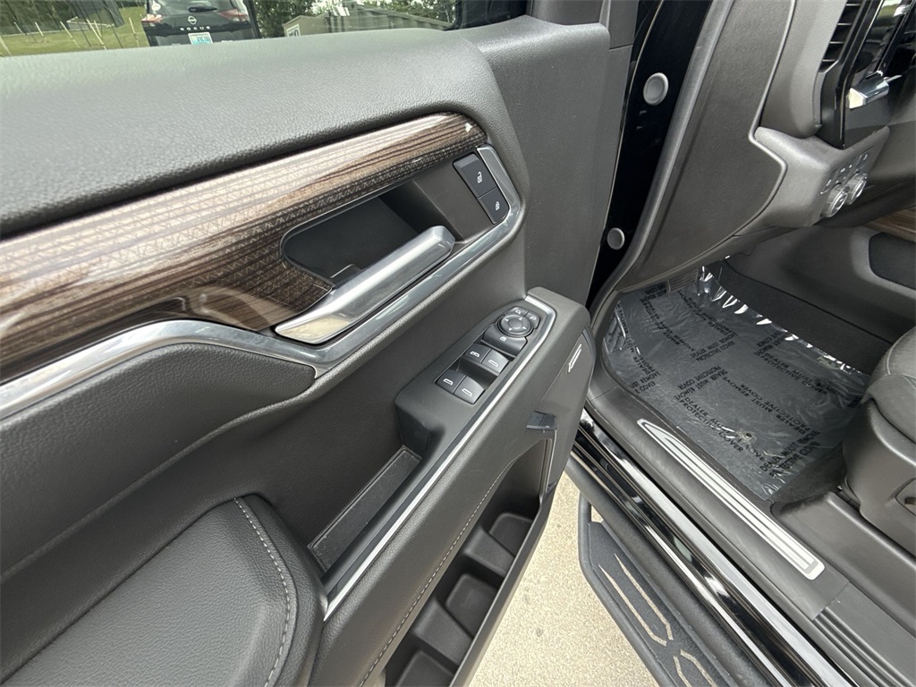 2024 Chevrolet Silverado 1500 RST photo 13
