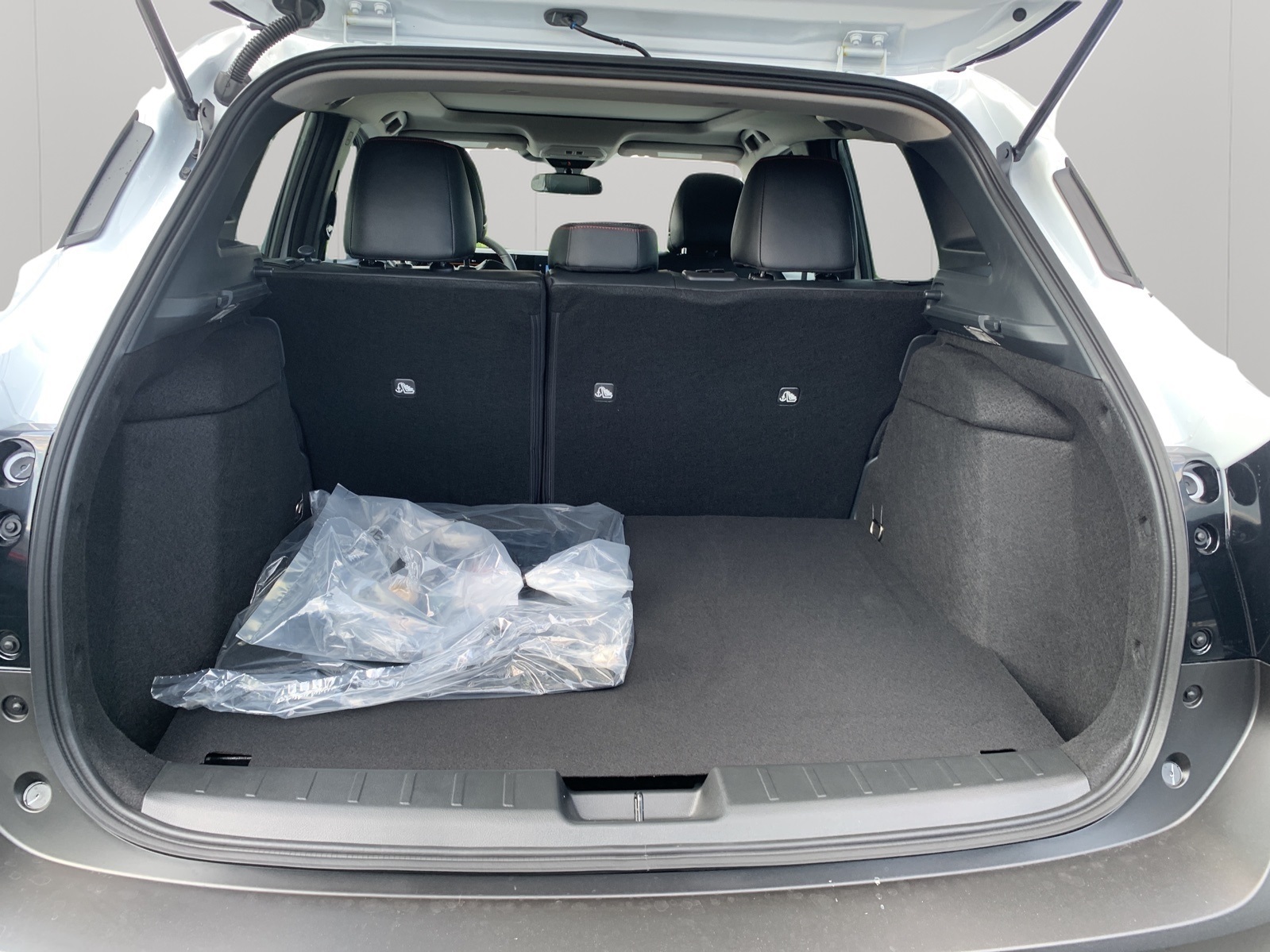 2025 Nissan Kicks SR photo 29