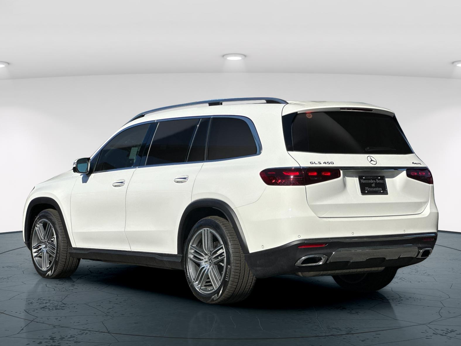 2026 Mercedes Benz GLS 450 4MATIC photo 2