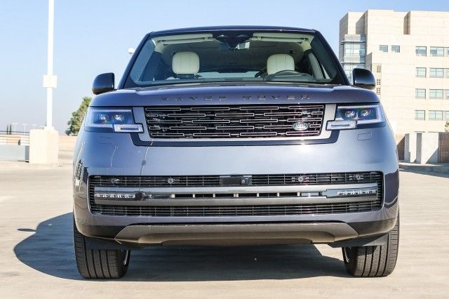 2025 Land Rover Range Rover SE photo 2
