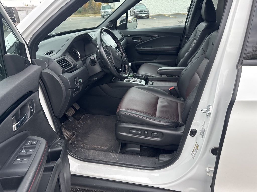 2021 Honda Ridgeline Black Edition photo 2