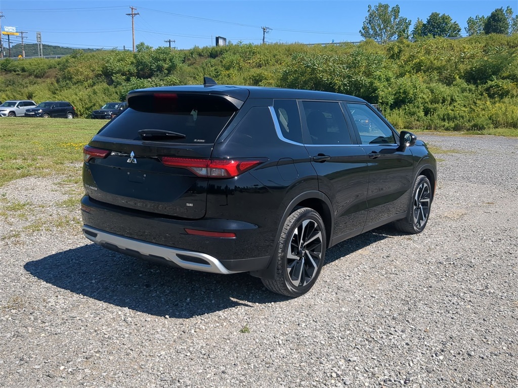 2022 Mitsubishi Outlander SE photo 2