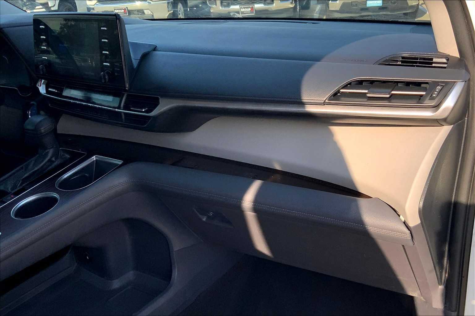2021 Toyota Sienna LE photo 16