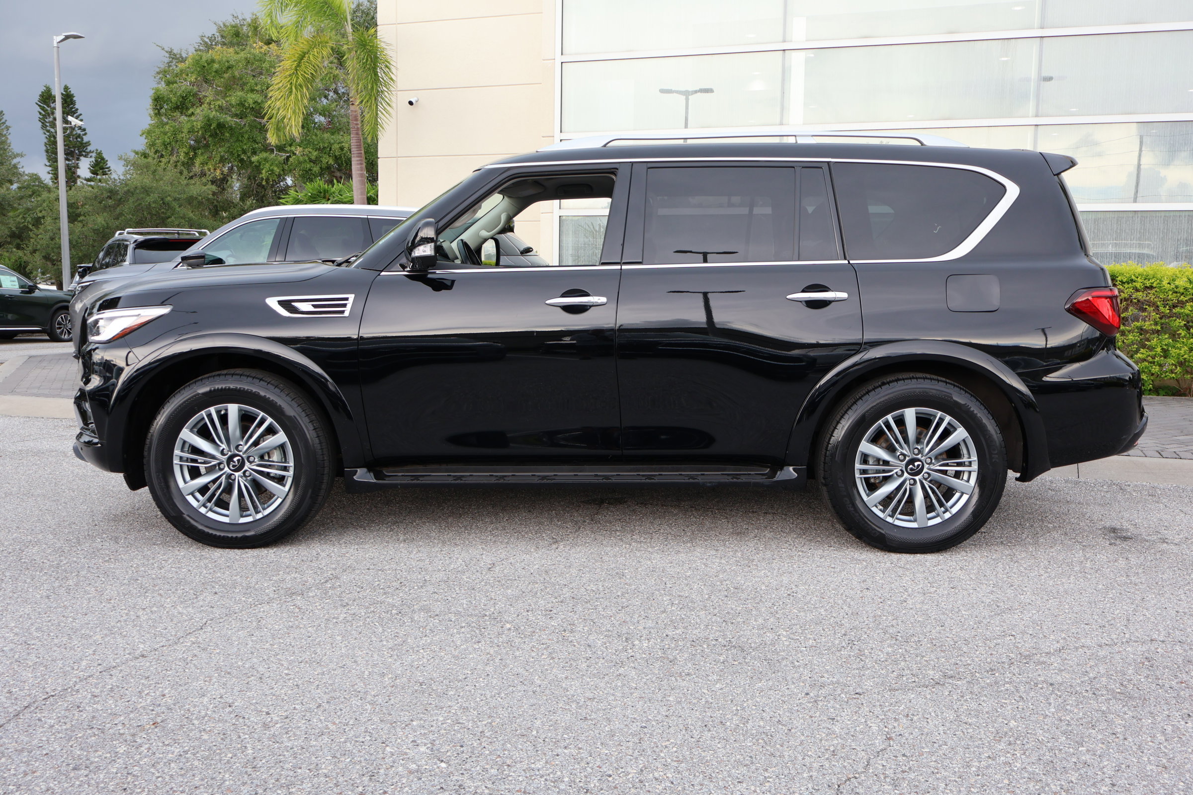 2022 Infiniti QX80 Luxe photo 4