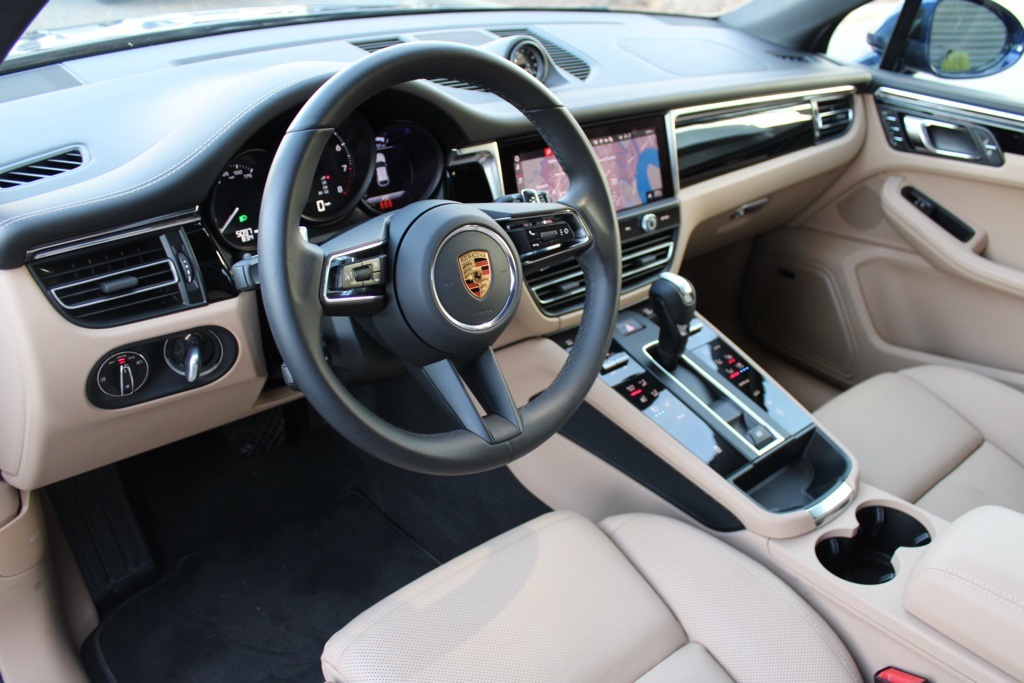 2025 Porsche Macan Base photo 4