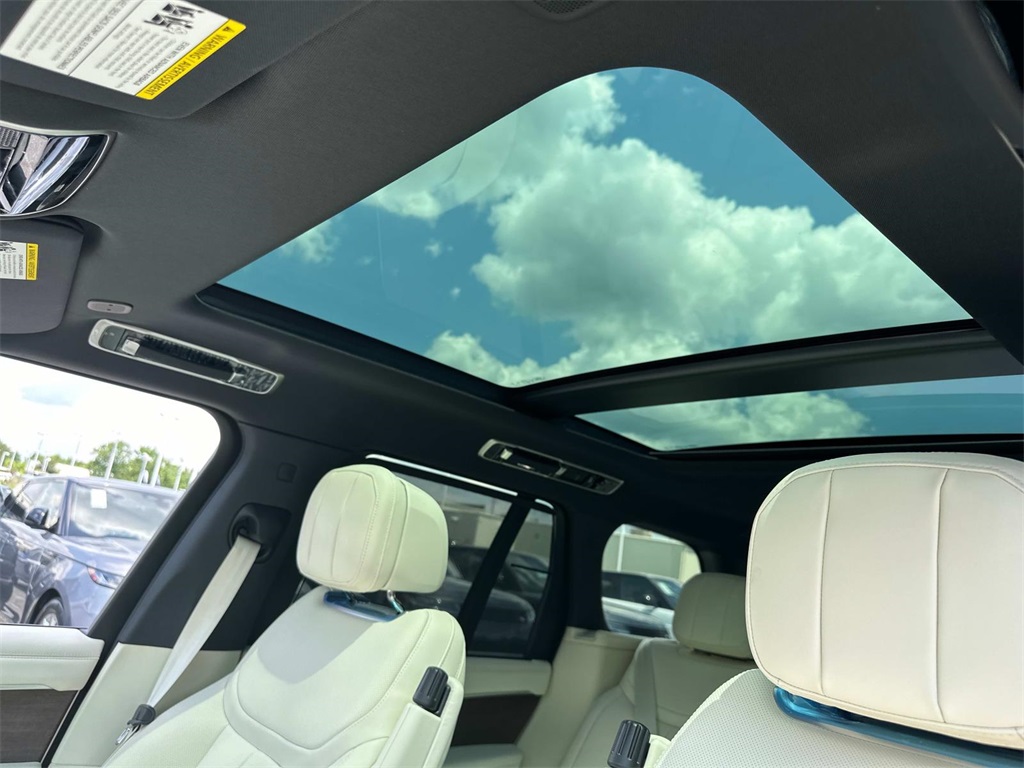2025 Land Rover Range Rover SE photo 11