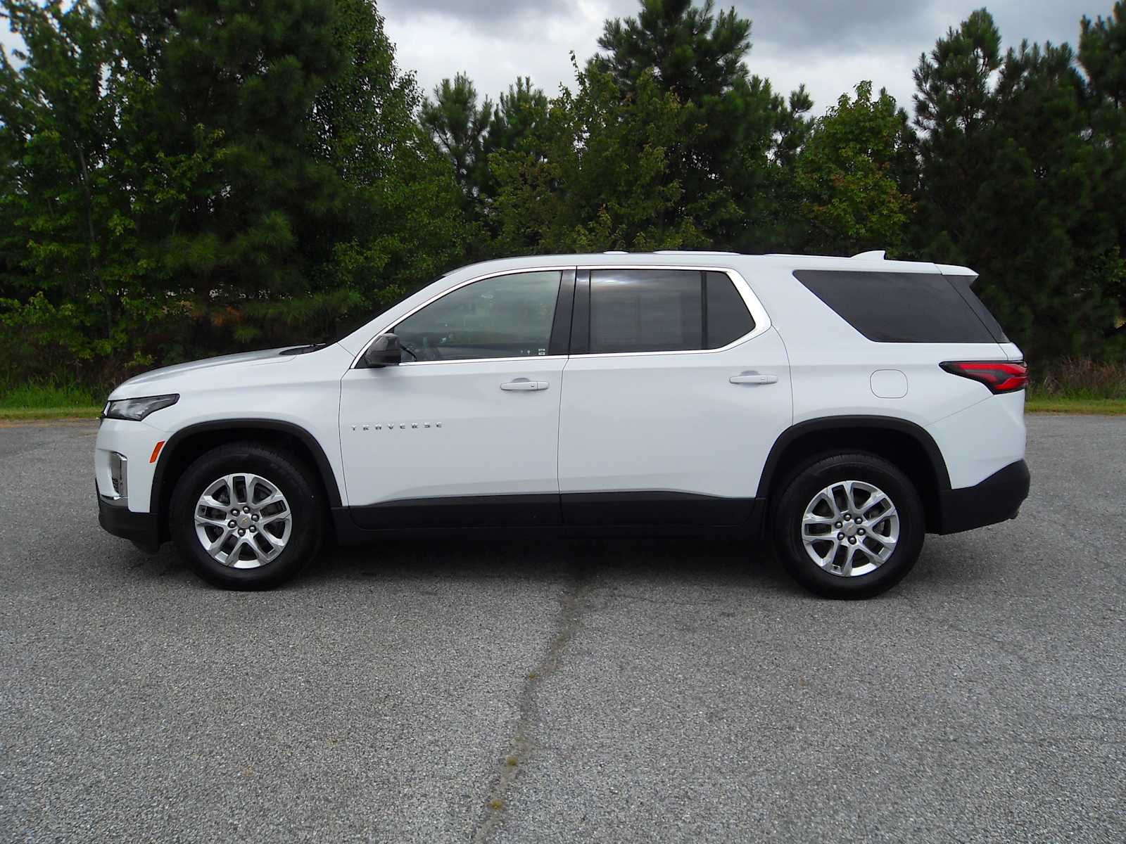 2022 Chevrolet Traverse LS photo 2