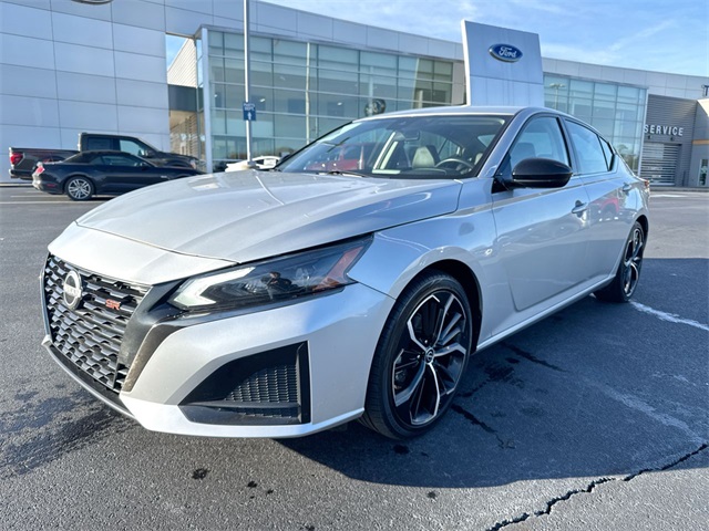 2024 Nissan Altima SR's photo